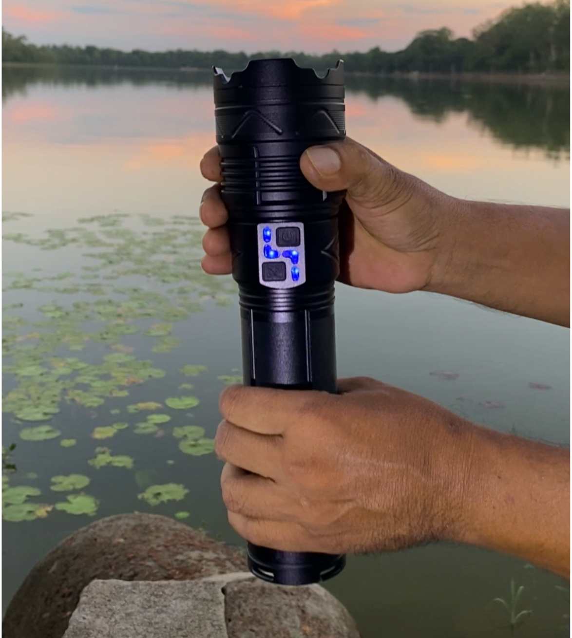 G500 | 2000 Lumens 30W LED Zoomable Flashlight G500
